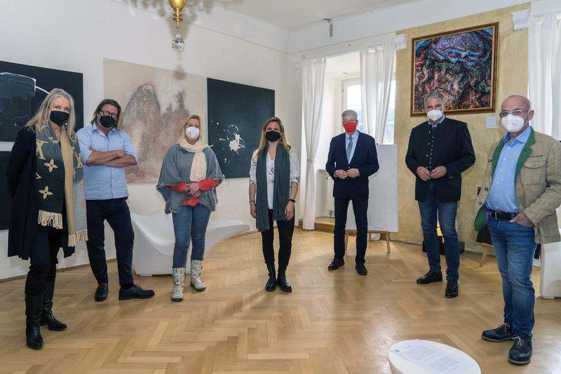 Gute Neuigkeiten f&uuml;r Kunstsinnige: Fotograf Ernst August er&ouml;ffnete im Stift Millstatt einen weiteren Raum f&uuml;r die Kunst. V. l.: Tatjana und Jens August (Galerie August), Antje G&uuml;ttler (&Ouml;BF), K&uuml;nstlerin Anna Zora, LH Peter Kaiser, Bgm. Alexander Thoma und