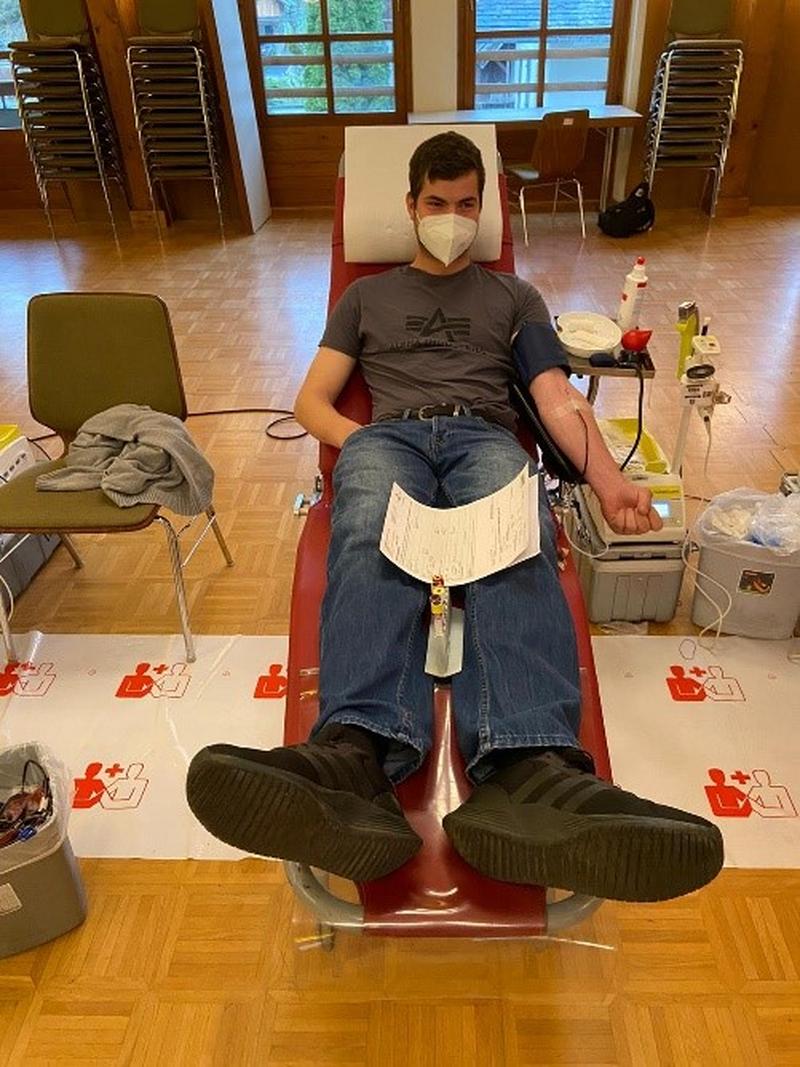 Bezirksobmann-Stv. Michael Maier beim Blutspenden in Kleblach-Lind.