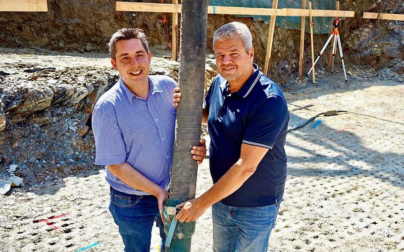Stadtrat Christoph Staudacher (links) und B&uuml;rgermeister Gerhard K&ouml;fer brachten den ersten Beton f&uuml;r den Hochbeh&auml;lter und das Trinkwasserkraftwerk ein