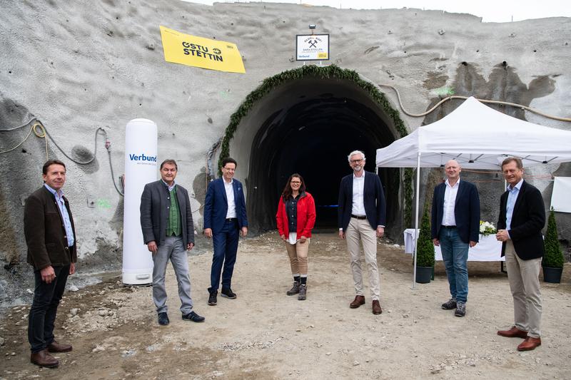 K&uuml;rzlich erfolgte der Stollenanschlag f&uuml;r das Kavernenkraftwerk &bdquo;Rei&szlig;eck II plus&ldquo;. V. l.: NR Bgm. Erwin Angerer, Karl Heinz Gruber (Verbund), Hubert Wetschnig (HABAU), LR Sara Schaar, Michael Strugl, Achim Kaspar und Michael Amerer (Verbund). Foto: Verbun