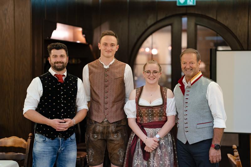 LJ Betreuer Wolfgang Funder, Jonas Oschlinger, Kimberly Stattmann, Bgm. Sepp Brandtner. Foto: Valentin Zippo Photography