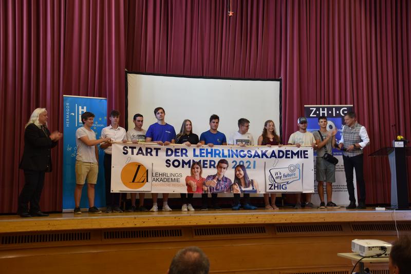 Die einj&auml;hrige Wirtschaftsschule (1W) an der HLW Hermagor, die als Schulversuch angelegt war, feierte heuer ihr zehnj&auml;hriges Bestehen. Die Sch&uuml;ler der 1W stellten sich vor.