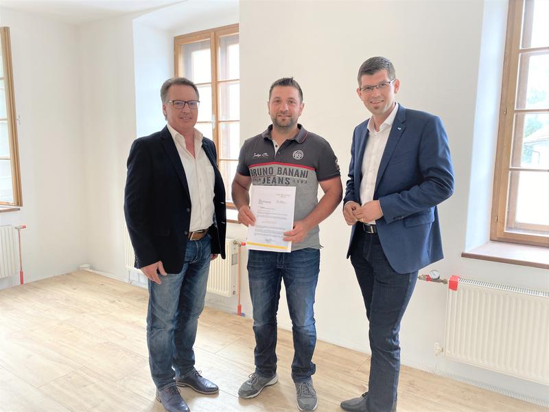 Die R&auml;umlichkeiten des Steinfelder Sch&uuml;tzekorps werden mithilfe der Kleinprojektf&ouml;rderung saniert. V. l. Bgm. Ewald Tschabitscher, Sch&uuml;tzenobmann Alexander Steiger und LR Martin Gruber.