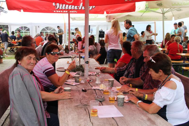 Beim anschlie&szlig;enden Fr&uuml;hschoppen mit Musik von &bdquo;Laut & Folsch&ldquo; genossen die G&auml;ste einen traumhaften Blick &uuml;ber das M&ouml;lltal &ndash; und nat&uuml;rlich die kulinarischen Gen&uuml;sse, allen voran den K&auml;se der heurigen Almsaison.