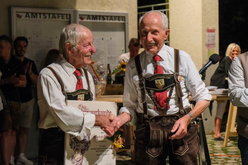 Auch Bruder Manfred Egarter (li) wurde f&uuml;r seine 65-j&auml;hrige Mitgliedschaft geehrt. Hanna Weichsler