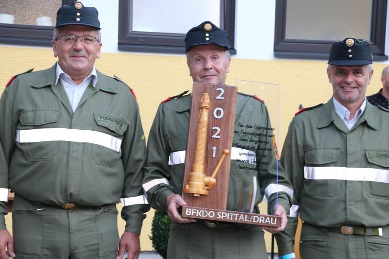 Die Organisation des Finales hatte die FF Olsach-Molzbichl unter Kdt. Martin Tidl &uuml;ber (nicht am Bild). BFK Kurt Schober dankte im Rahmen der Siegerehrung dem AFK Armin Ivants f&uuml;r seine langj&auml;hrige T&auml;tigkeit als Bewerter und Bewerbsleiter. V. l. AFK-Stv.