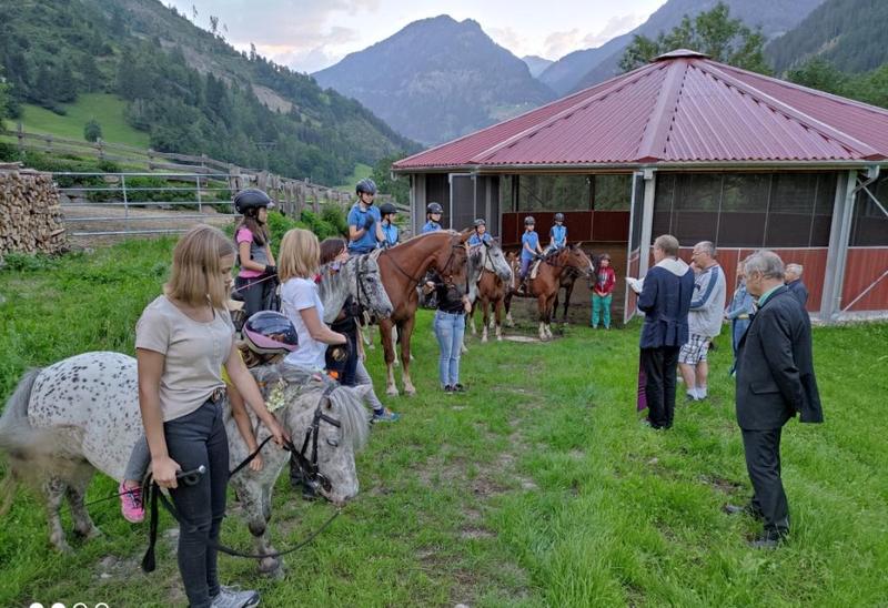 Heuer wurde am Reiterhof der Jenkers eine neue, runde Reithalle errichtet. Diese wurde im August auch von Pfarrprovisor Mag. Christof Hinc feierlich gesegnet. Pferde, Reiter und der ganze Hof war auf den Beinen.
