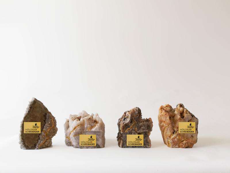 Die &bdquo;M&ouml;lltaler SchreibAder&ldquo; ist ein ausgew&auml;hlter Stein aus den M&ouml;lltaler Bergen, vom Bildhauer Gottfried Recnik mit Blattgold k&uuml;nstlerisch veredelt. Foto: KK/M&ouml;lltaler Geschichtenfestival