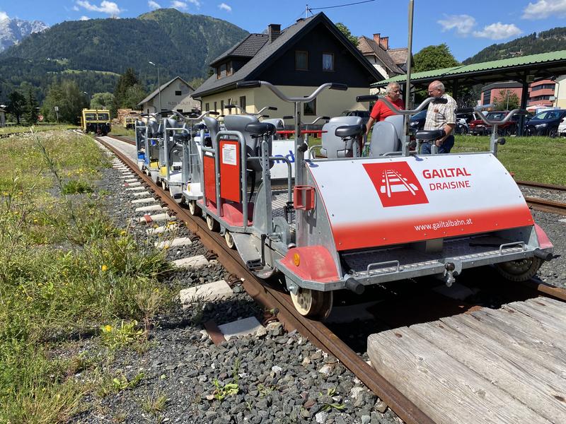Seit zwei Jahren ist der Verein erfolgreich mit einem Draisinen-Angebot auf der alten Gailtalbahn-Strecke.