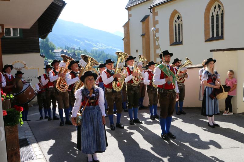 Die TK Heiligenblut spielte am Sonntag einen Fr&uuml;hschoppen und sorgte mit kleineren Abordnungen f&uuml;r die musikalische Umrahmung.