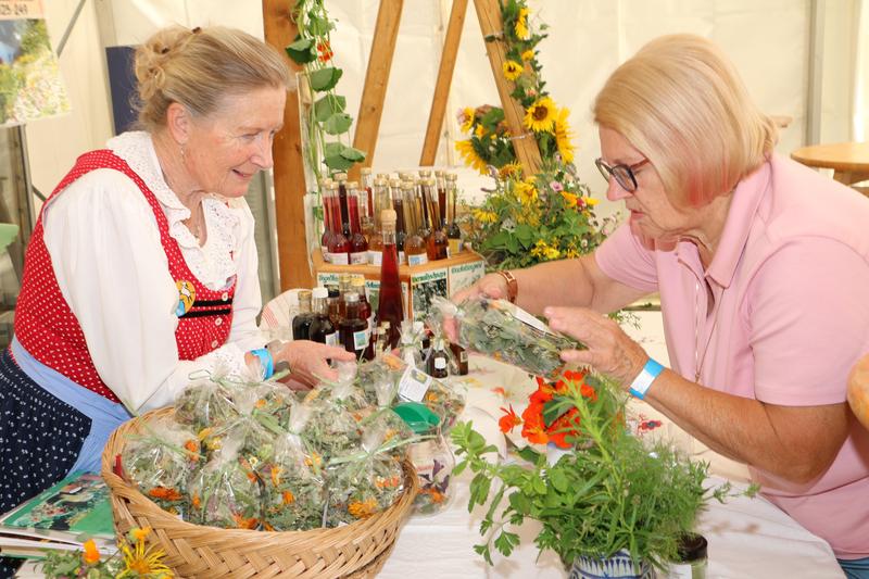 Teemischungen, Schn&auml;pse und Tinkturen gab es aus Theresa Posanis Kr&auml;utergarten.