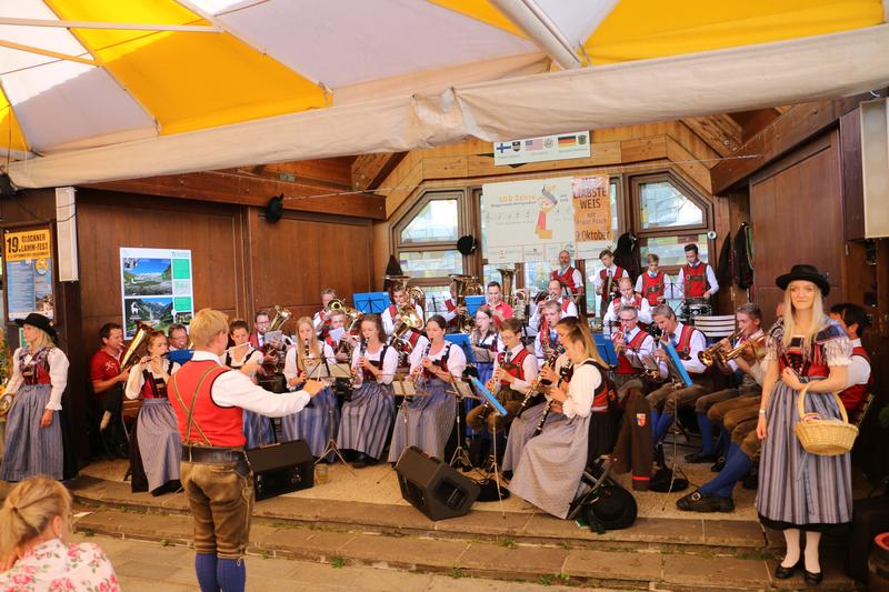 Die TK Heiligenblut spielte am Sonntag einen Fr&uuml;hschoppen und sorgte mit kleineren Abordnungen f&uuml;r die musikalische Umrahmung.