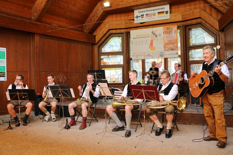 Die TK Heiligenblut spielte am Sonntag einen Fr&uuml;hschoppen und sorgte mit kleineren Abordnungen f&uuml;r die musikalische Umrahmung.