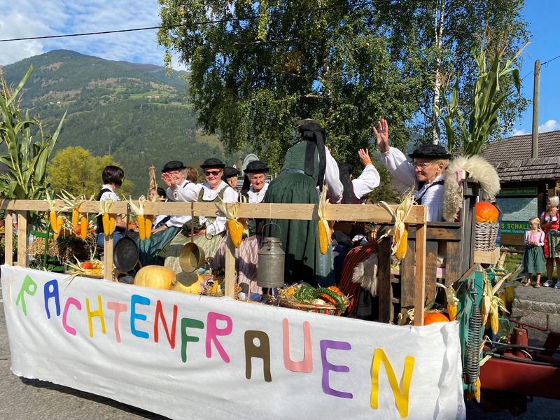 Der Wagen der Trachtenfrauen.