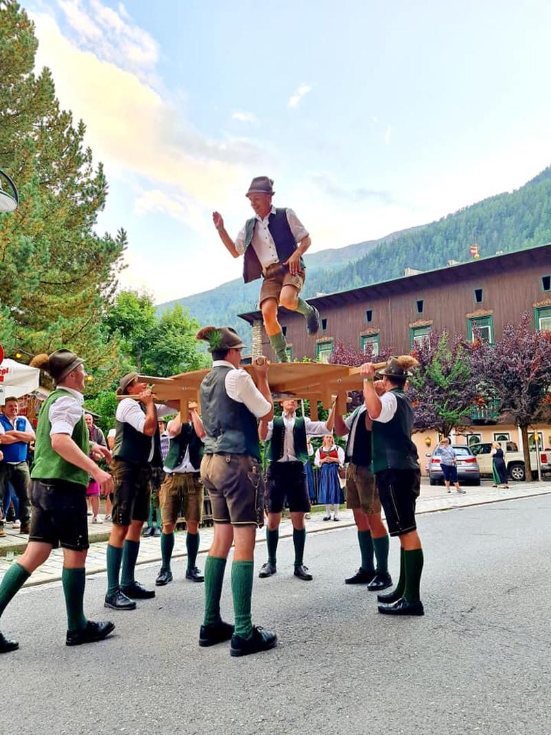 Schladminger Schuhplattler machten den Mallnitzern ihre Aufwartung.