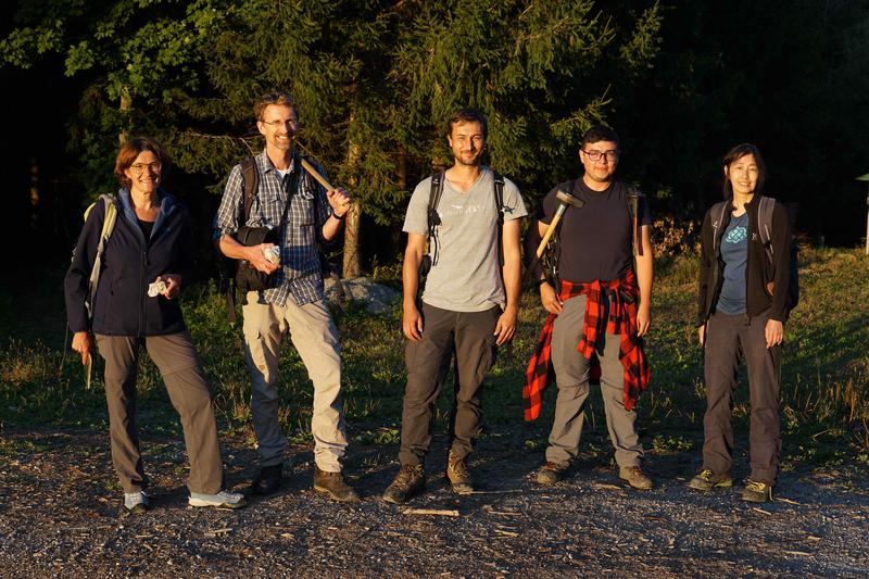 Das Forschungsteam mit Geopark-Leiterin DI Gerlinde Krawanja-Ortner im Gel&auml;nde: V. l.:  Projektleiter Dr. Kamil Ustaszewski, Christoph Gr&uuml;tzner, Erick Prince und Projektleiterin Dr. Sumiko Tsukamoto.