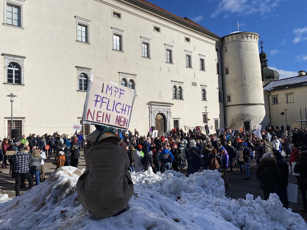 500 bis 600 Demo-Teilnehmer versammelten sich bei fr&uuml;hlingshaften Temperaturen vor dem Schloss Porcia.