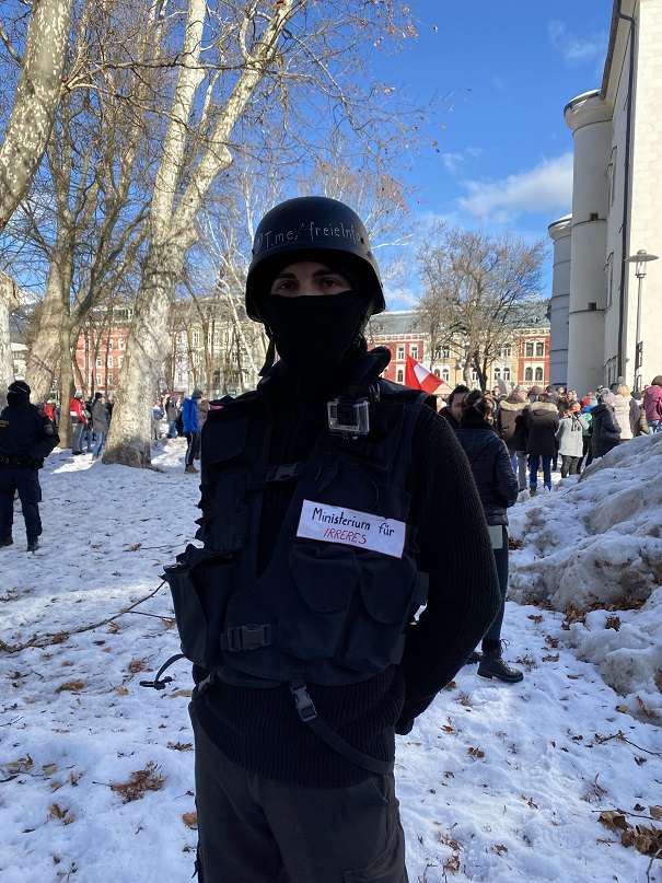 Kritik an den Corona-Ma&szlig;nahmen der Bndesregierung &uuml;bte dieser junge "Polizist" des "Ministerium f&uuml;r Irreres".