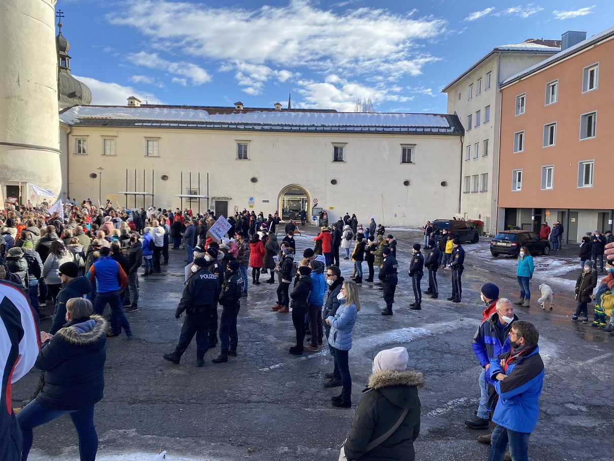 500 bis 600 Demo-Teilnehmer versammelten sich bei fr&uuml;hlingshaften Temperaturen vor dem Schloss Porcia.