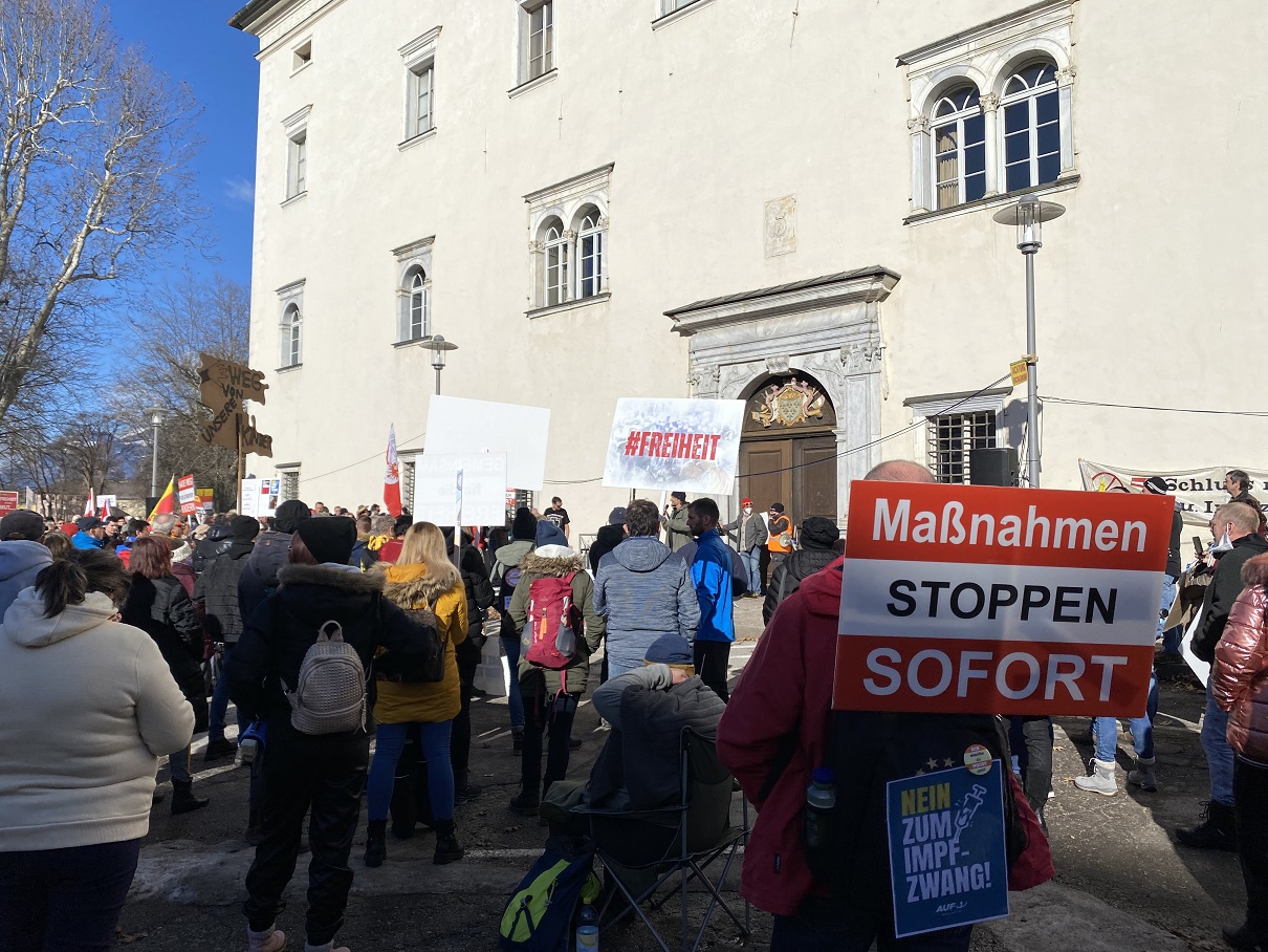 500 bis 600 Demo-Teilnehmer versammelten sich bei fr&uuml;hlingshaften Temperaturen vor dem Schloss Porcia.