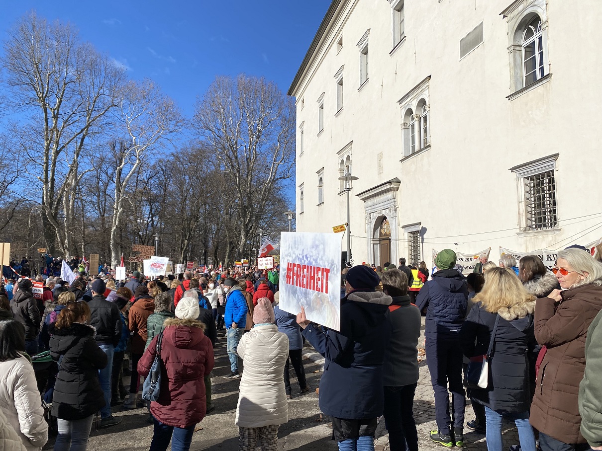 Die Demonstranten folgten den Ansprachen dreier Redner. Zwei der &bdquo;Gastredner&ldquo; kamen aus Unterk&auml;rnten und brachten schon Demo-Erfahrung aus Klagenfurt mit.