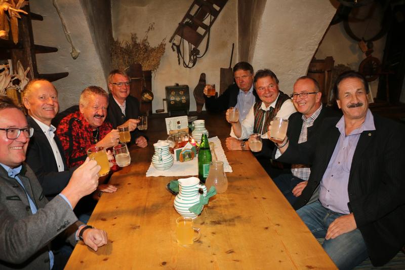 Zum halben Jahrhundert trafen sich die &bdquo;M&ouml;lltaler&ldquo; mit den Gr&uuml;ndungsmitgliedern im Hatzhof in Lainach. V. l.: Bgm. Josef Kerschbaumer, Huby Mayer, Sepp Ladinig, Richard Dabernig, Hans Pl&ouml;&szlig;nig, Peter Pichler, Wolfgang Kaufmann und Lucky Ladst&auml;tter. Stefan