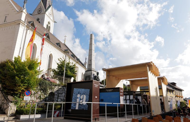 Die Ausstellung ist am Hauptplatz in Hermagor zu sehen. Foto: Oskar H&ouml;her/LPD