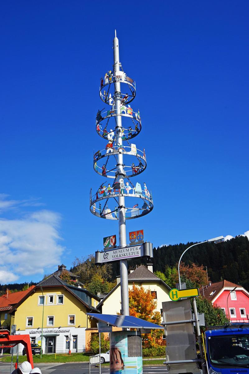 Mit zwei Kr&auml;nen der Firma HFT Transporte aus D&ouml;briach wurde der neue Mast aufgestellt.