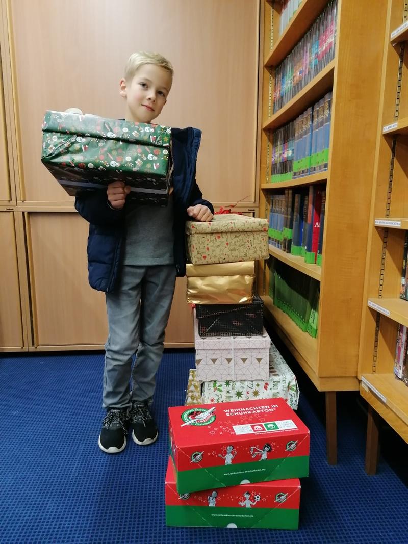 Elias Resch gab sein P&auml;ckchen in der Stadtbibliothek Hermagor ab.