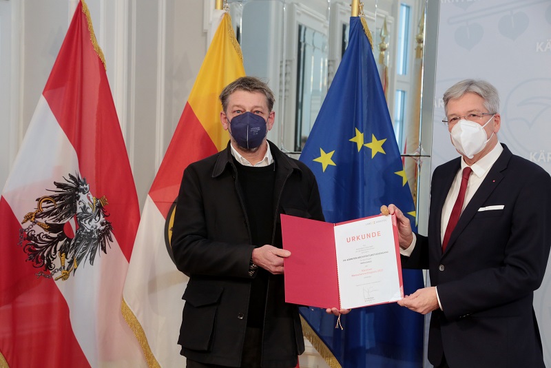 Professor Alexander Hagner von der FH-K&auml;rnten nimmt stellvertretend den Menschenrechtspreis von LH Peter Kaiser entgegen. Foto: LPD K&auml;rnten/Wajand