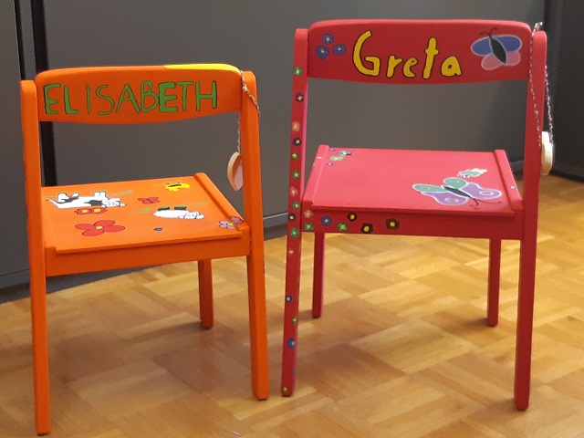 Chairity - darin steckt schon das Wort "Chair" (Sessel).