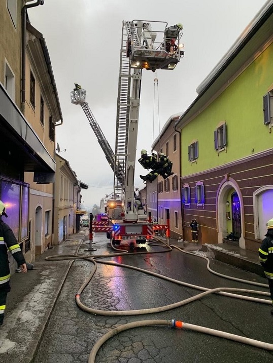 In  Greifenburg neben der B100 ist ein Brand ausgebrochen.