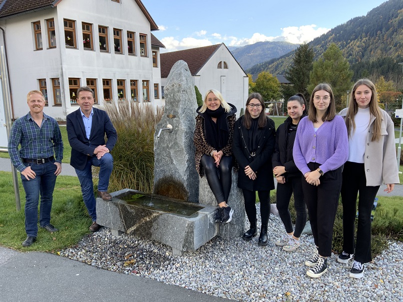 Um ein neues Werbekonzept f&uuml;r M&uuml;hldorf k&uuml;mmern sich V. l.:  Stefan Pircher MA, Bgm. Erwin Angerer, Mag. Hilde Kleinfercher, Theresa Lagger, Denise Stiegler, Tamara Podesser, Marie Egger.