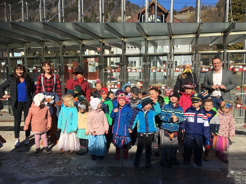 Foto vorm Rathaus: von links nach rechts: zust&auml;ndige Referentin Melanie Golob, Ausschussobfrau Anna Kohlmayer, Andrea Scherzer Mitarbeiterin des Kindergartens, P&auml;d. Stephanie Unterwandling, BGM. Michael Maier