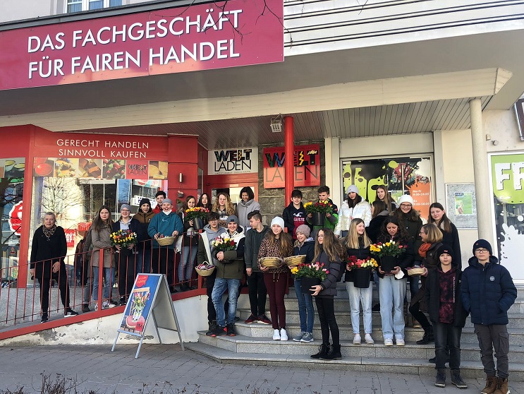 300 fair gehandelte Rosen verteilten die BRG Sch&uuml;ler in Spittal, um auf diesen Tag f&uuml;r die Frauenrechte aufmerksam zu machen.