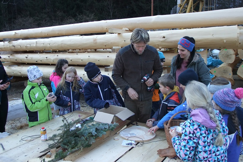 Viel Wissenswertes &uuml;ber B&auml;ume, die verschiedenen Holzarten und ihre Eigenschaften gab es bei Florian und Kerstin Hubmann zu lernen.