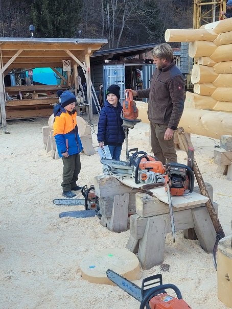 Elias und Laurenz waren von den gro&szlig;en Motors&auml;gen ganz beeindruckt.