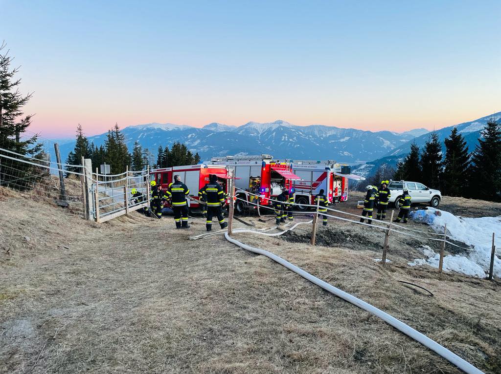 Rund 200 Mann standen am Burgstall in der Gemeinde M&uuml;hldorf im Einsatz. Fotos: BFK Spittal