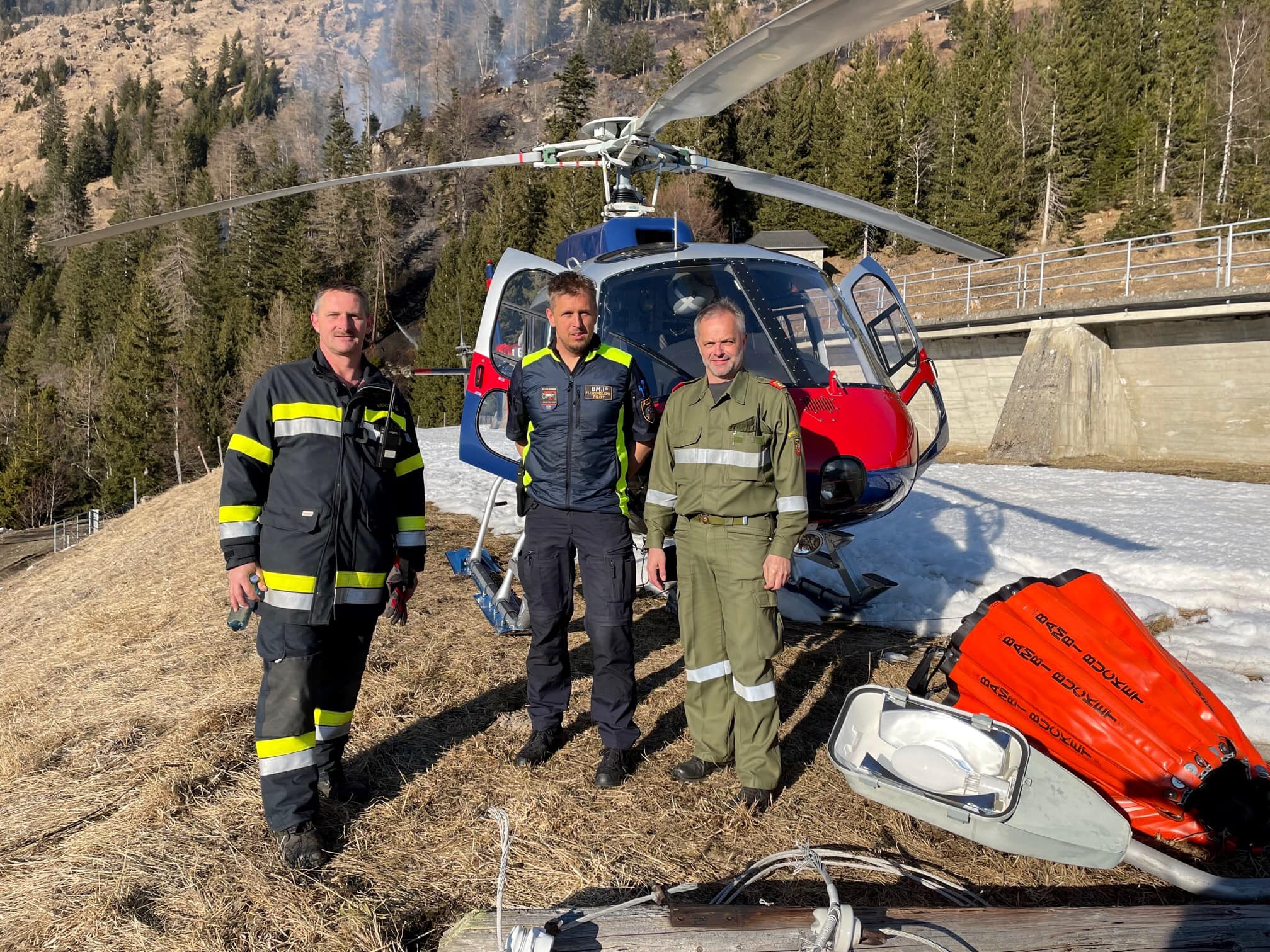 Unterst&uuml;tzung kam aus der Luft vom Hubschrauber des Innenministeriums. V. l.: AFK Erich Dertnig, Plot Klaus J&auml;ger und Bezirksfeuerwehrkommandant Kurt Schober