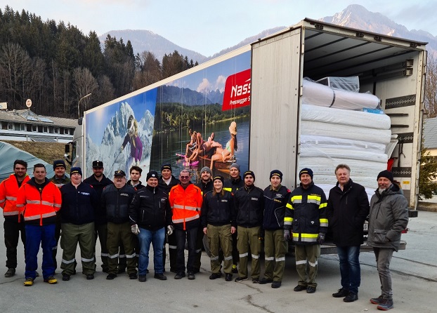 Die umliegenden Feuerwehren halfen beim Aufladen.