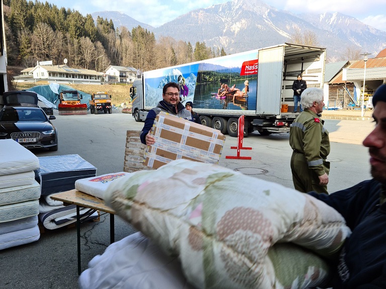 Gebraucht wurden auch Matratzen und Decken.