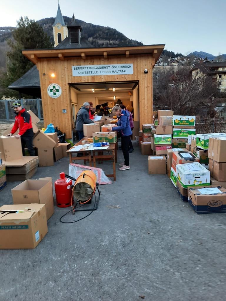 Die Mitglieder der Bergrettung Lieser-Maltatal halfen beim Einpacken und Verladen.