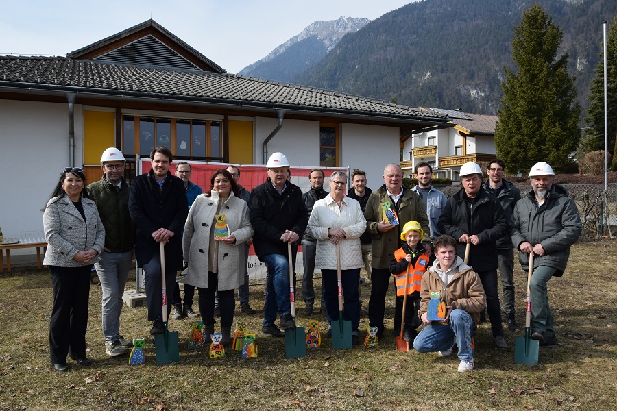 Vertreter der Stadtgemeinde und der ausf&uuml;hrenden Firmen nahmen gemeinsam den Spatenstich f&uuml;r die Kindergartenzubau vor. Im Herbst sollen zwei KITA-Gruppen hier Platz finden.