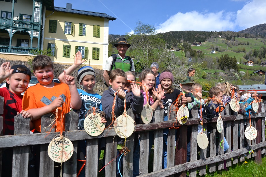 Die Kinder der VS Winklern packten beim B&auml;ume setzen mit an.
