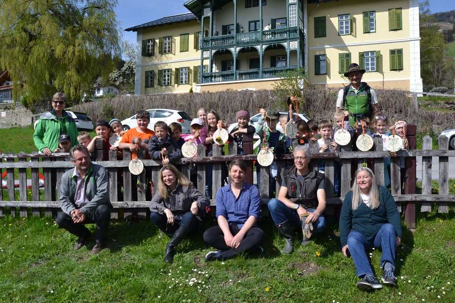 Die Kinder der VS Winklern packten beim B&auml;ume setzen mit an.