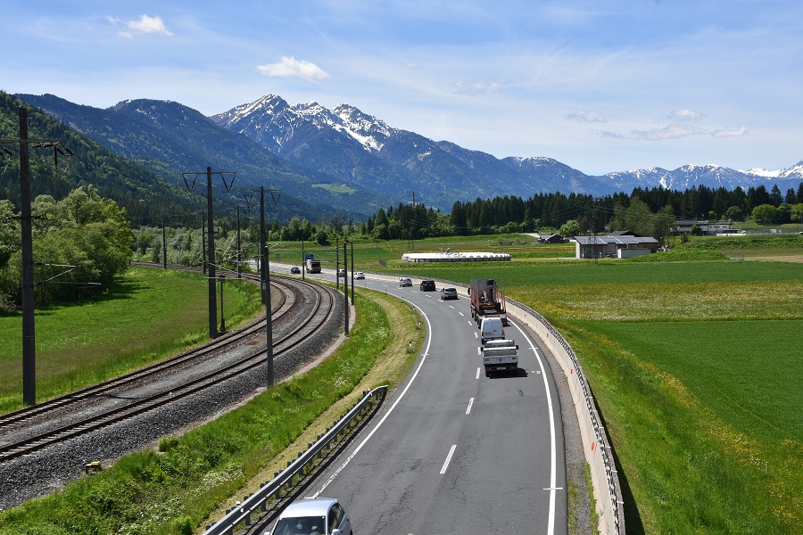 Ab Mitte April wird die B 100 auf zwei Streckenabschnitten saniert.