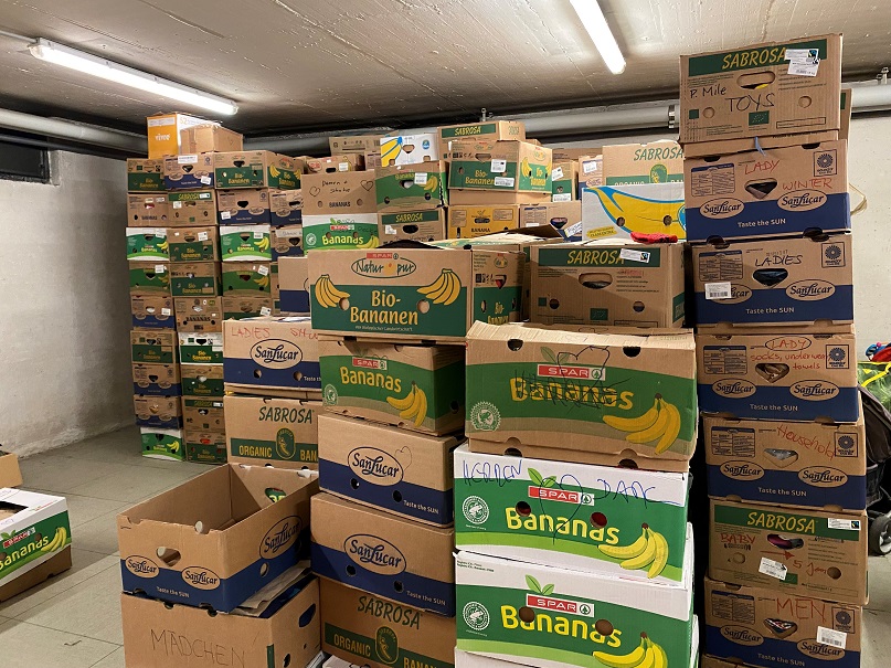 Was nicht verkauft werden kann, wird im Keller gestapelt und geht an Hilfsprojekte in Osteuropa.