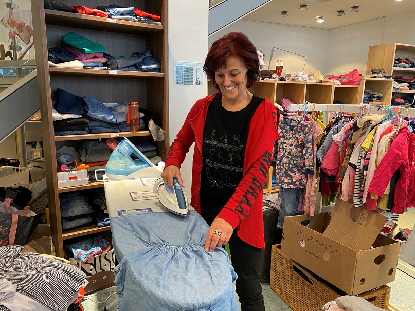 Eva Tuppinger aus Seeboden findet beim Kleider sortieren und b&uuml;geln ihre Entspannung.