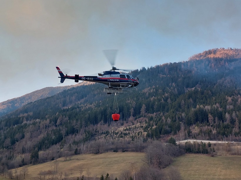 Ein Hubschrauber des Innenministeriums half bei den L&ouml;scharbeiten.