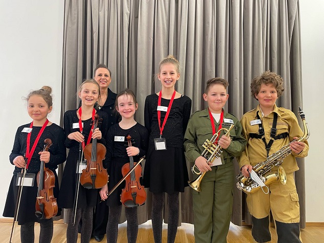 Die &bdquo;Six Modern Musik Kids&ldquo; von Ensembleleiterin Inge Jacobson.  Foto: Musikschule Lieser-/Maltatal